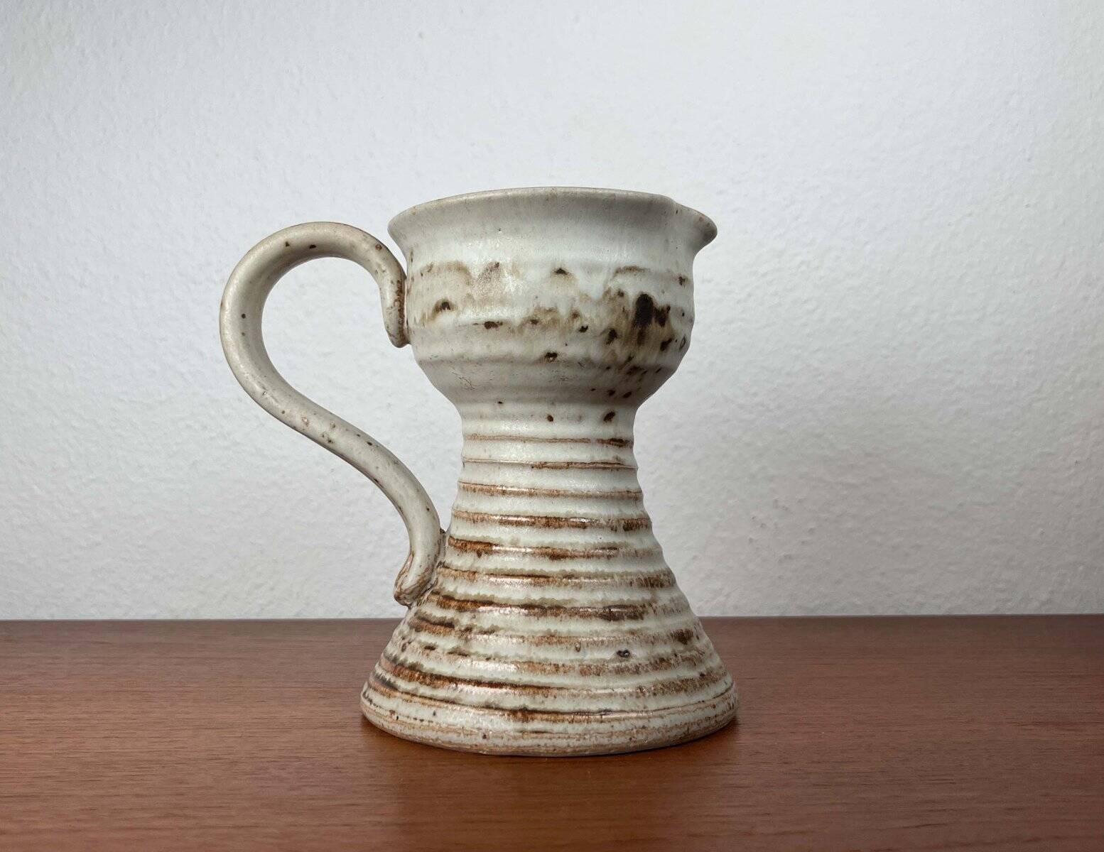 Mid-century modern studio pottery jug by Helle Stenberg for Pottestuen Keramik Frederikshavn, 1960s.