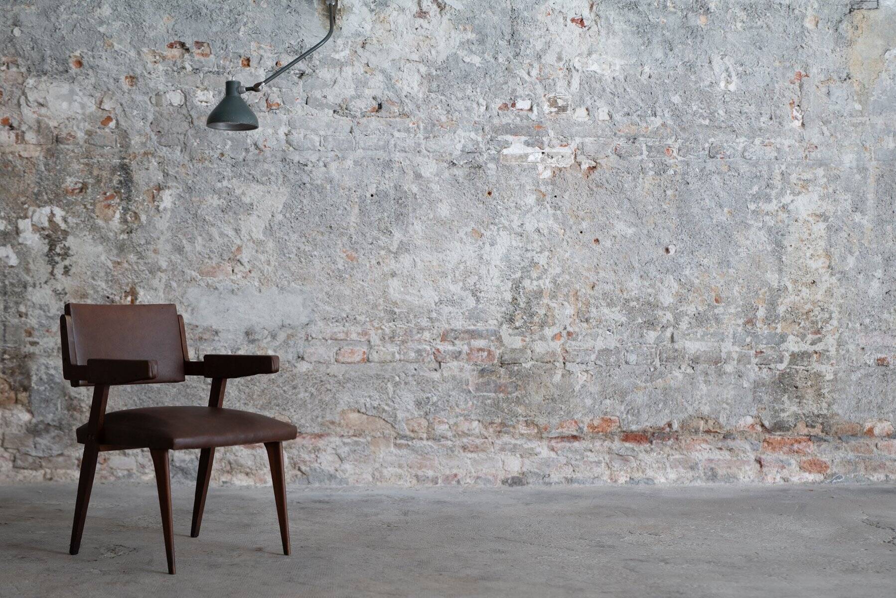 Paire de fauteuils en bois et cuir marron, Italie années 50