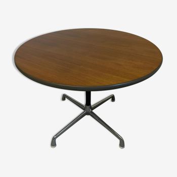 Round dining table by Charles & Ray Eames for Herman Miller