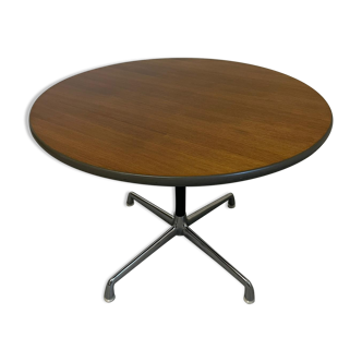 Round dining table by Charles & Ray Eames for Herman Miller