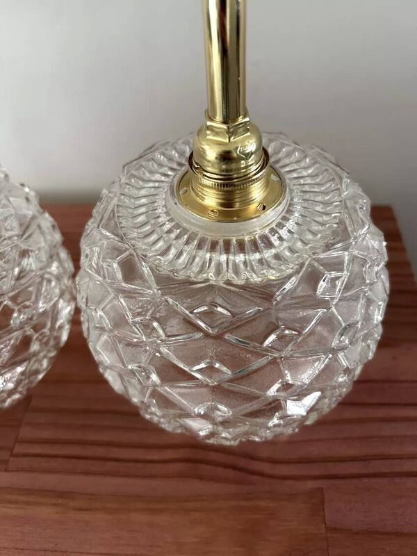 Paire d’appliques murales vintage en verre ciselé pomme de pin