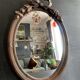 Miroir ovale ancien en bois sculpté et noeud de style Louis XVI