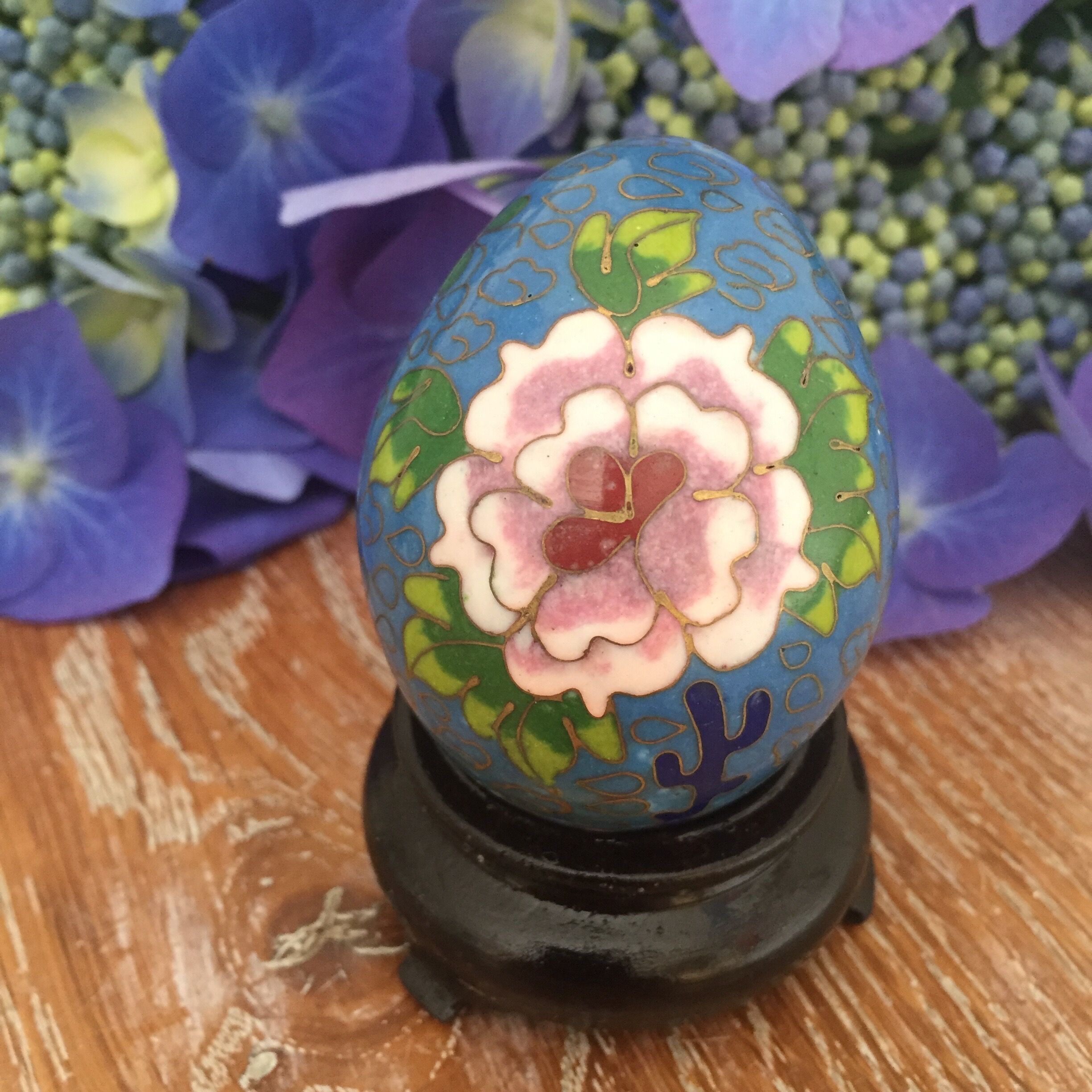 Batch of decorative partitioned eggs