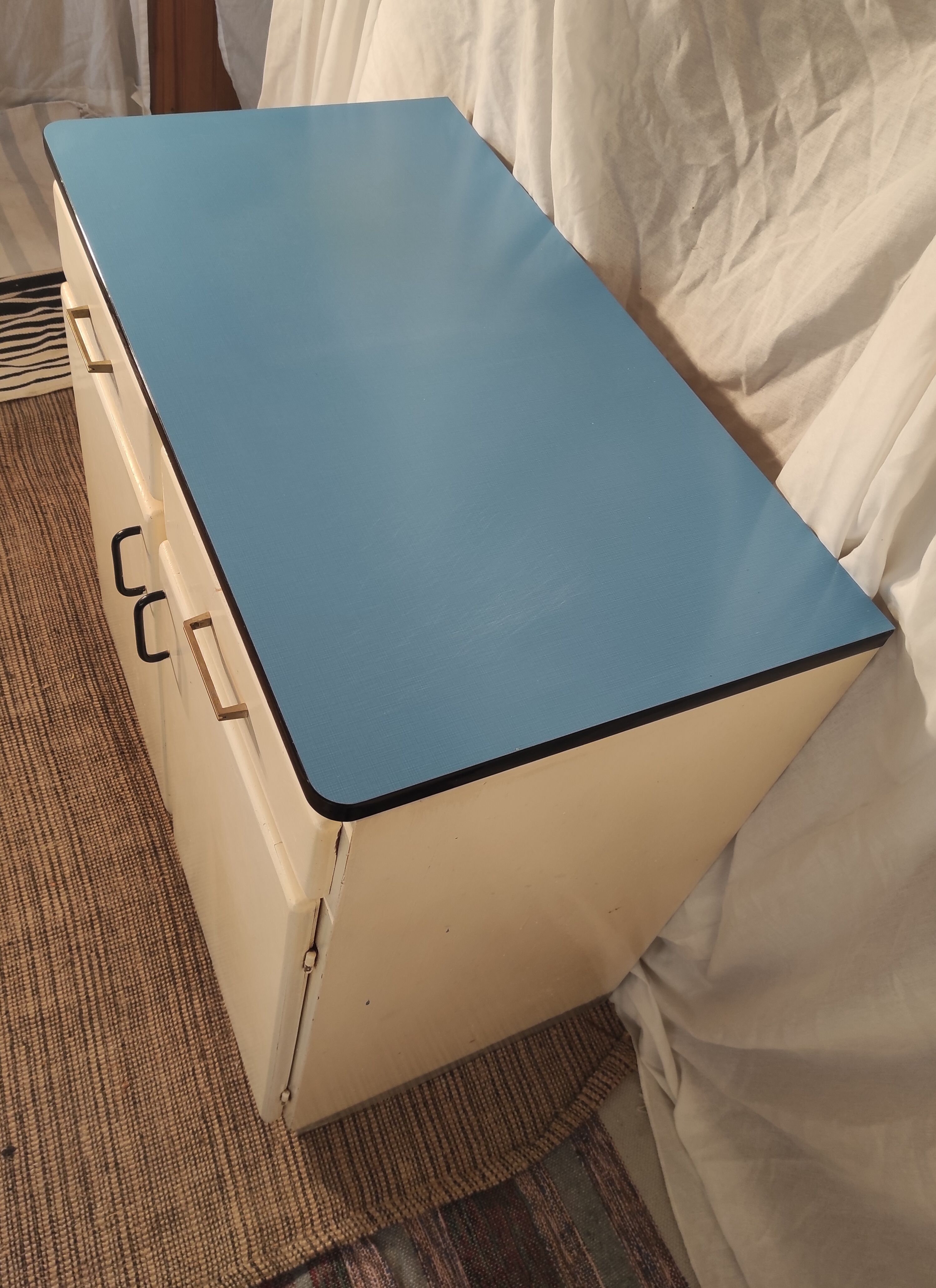 Mado furniture in blue formica two doors