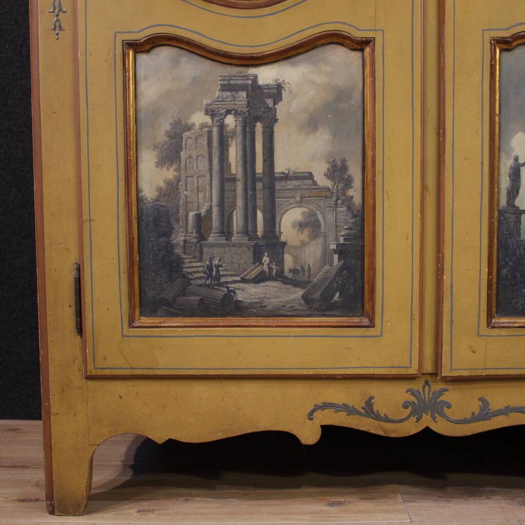 Petite armoire piémontaise laquée, dorée et peinte du 20e siècle.