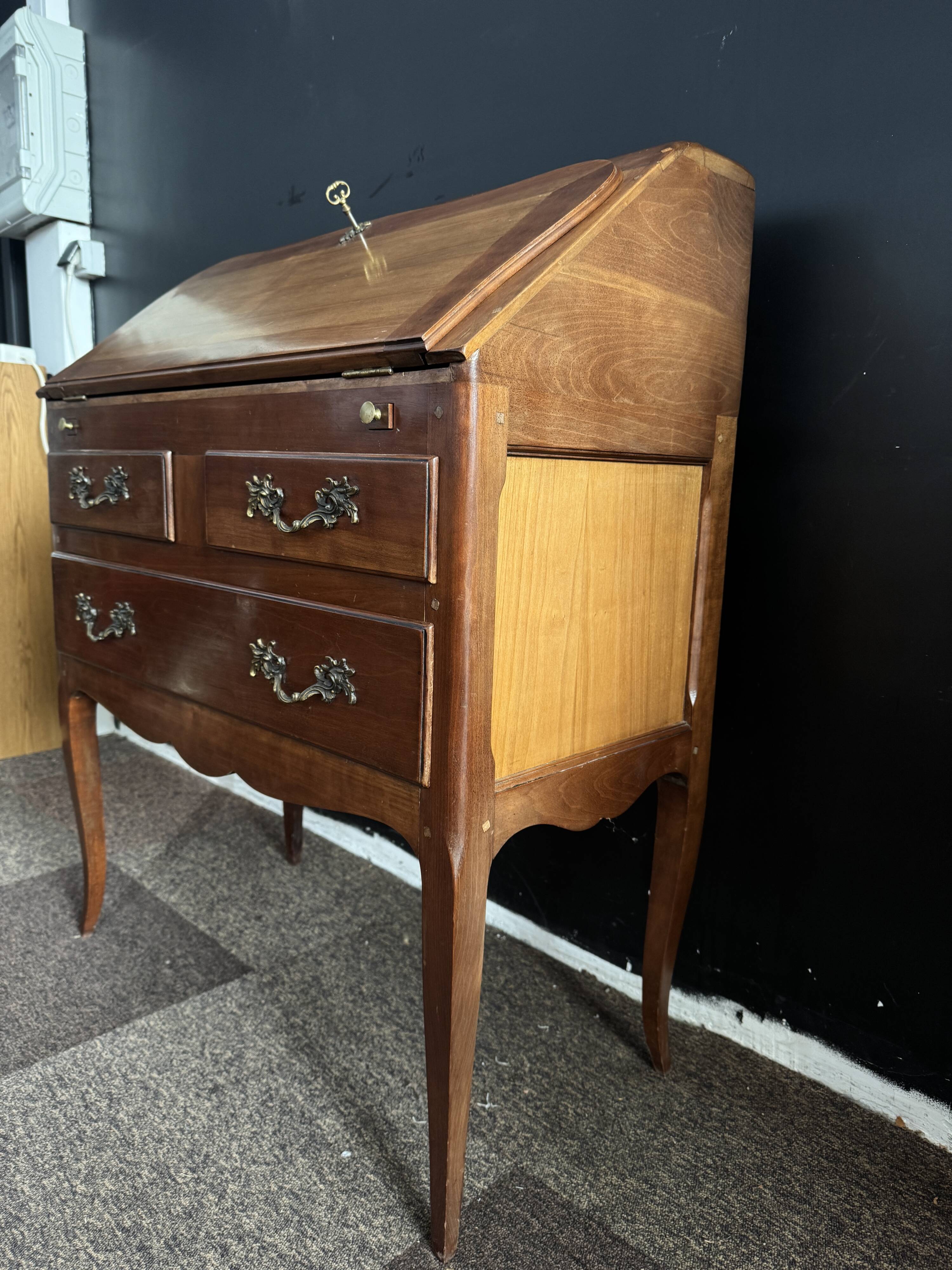 Slope desk / hump desk