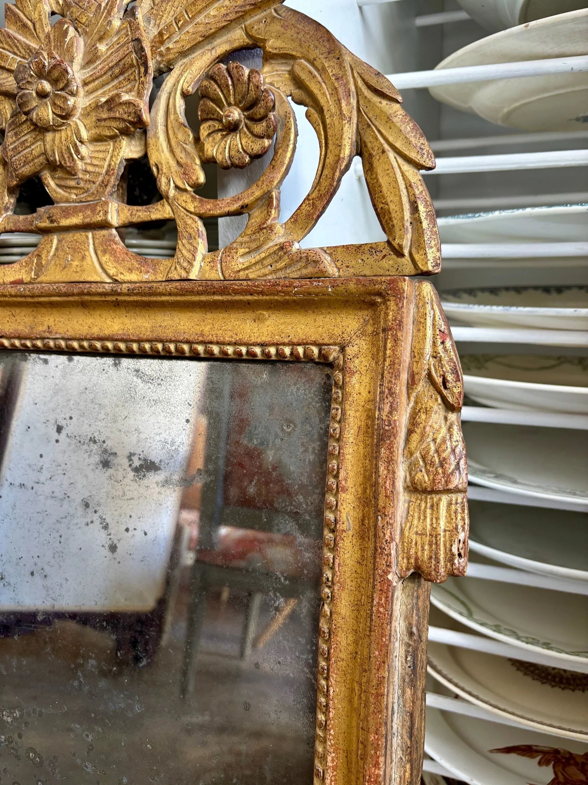 Miroir à fronton en bois et stuc doré 85,5 x 45 cm