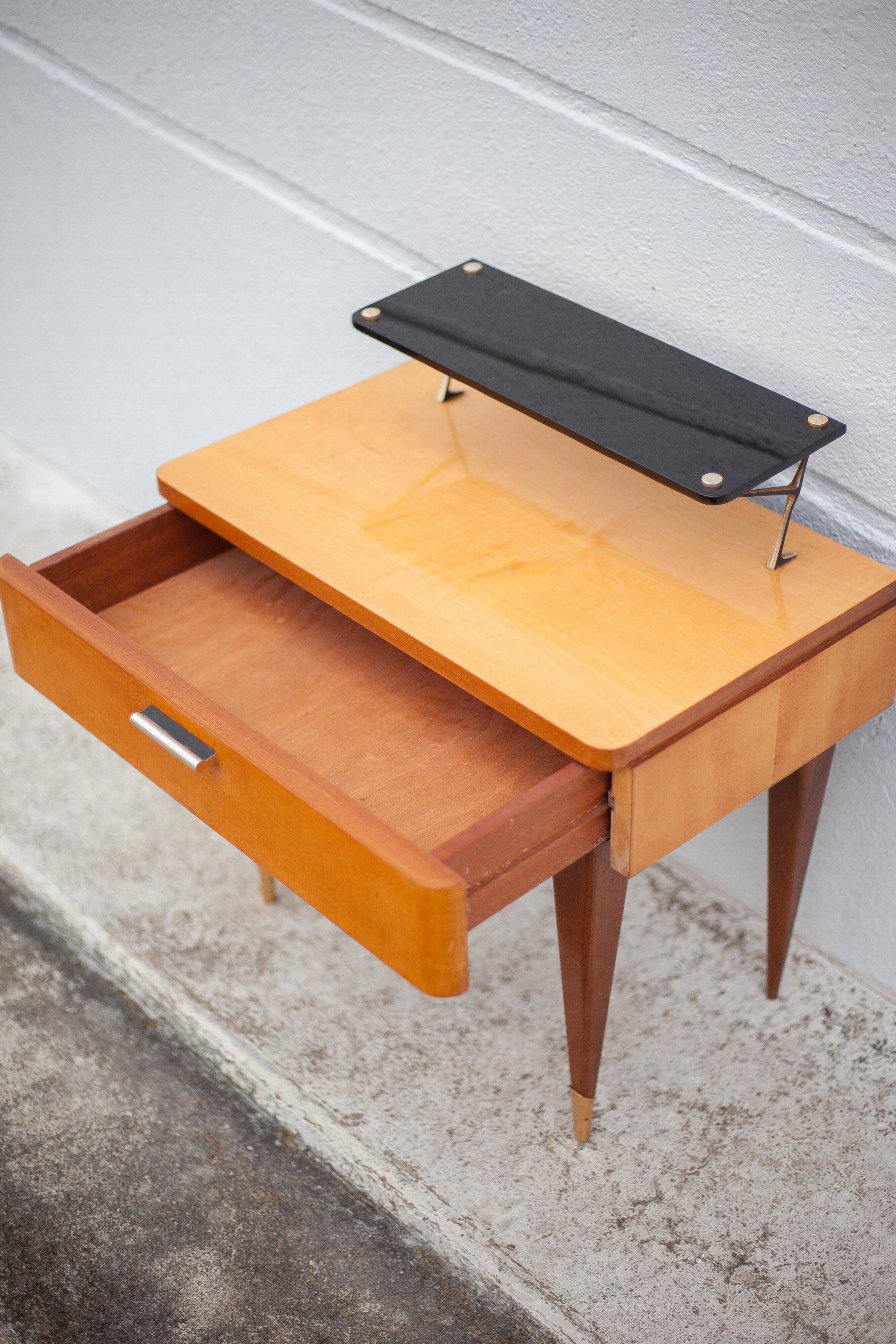 Table de chevet vintage, table de nuit bois avec tablette, table d'appoint, bout de canapé, 50's