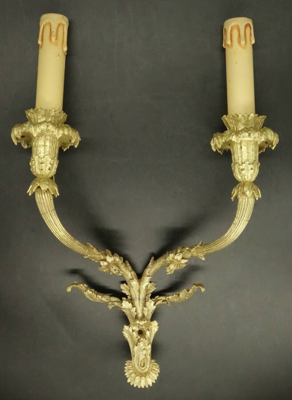 Large pair of Louis XVI style wall sconces from the 19th century - gilded bronze.