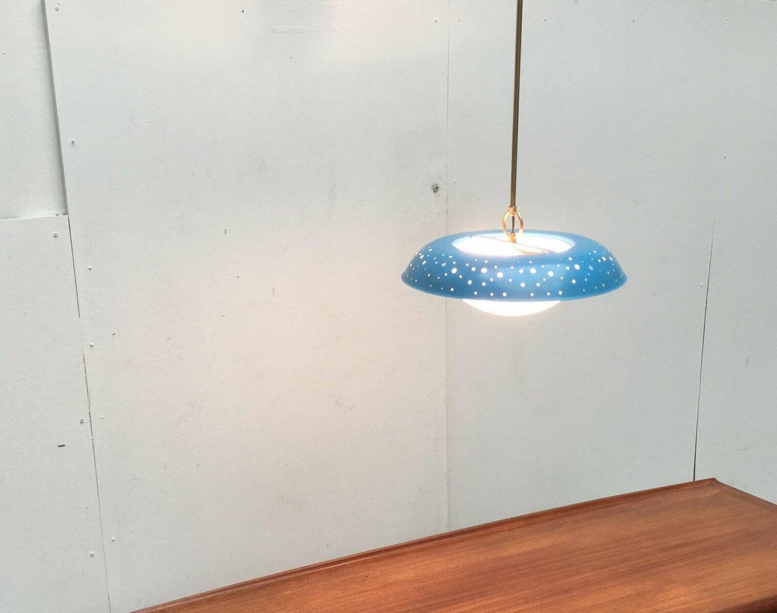 Lampe suspension en métal perforé de style milieu du siècle attribuée à Ernest Igl pour Hillebrand Leuchten, années 1960