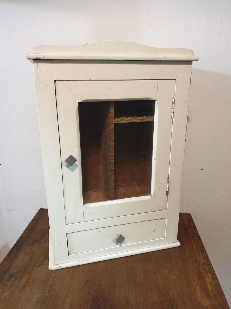 Pharmacy cabinet