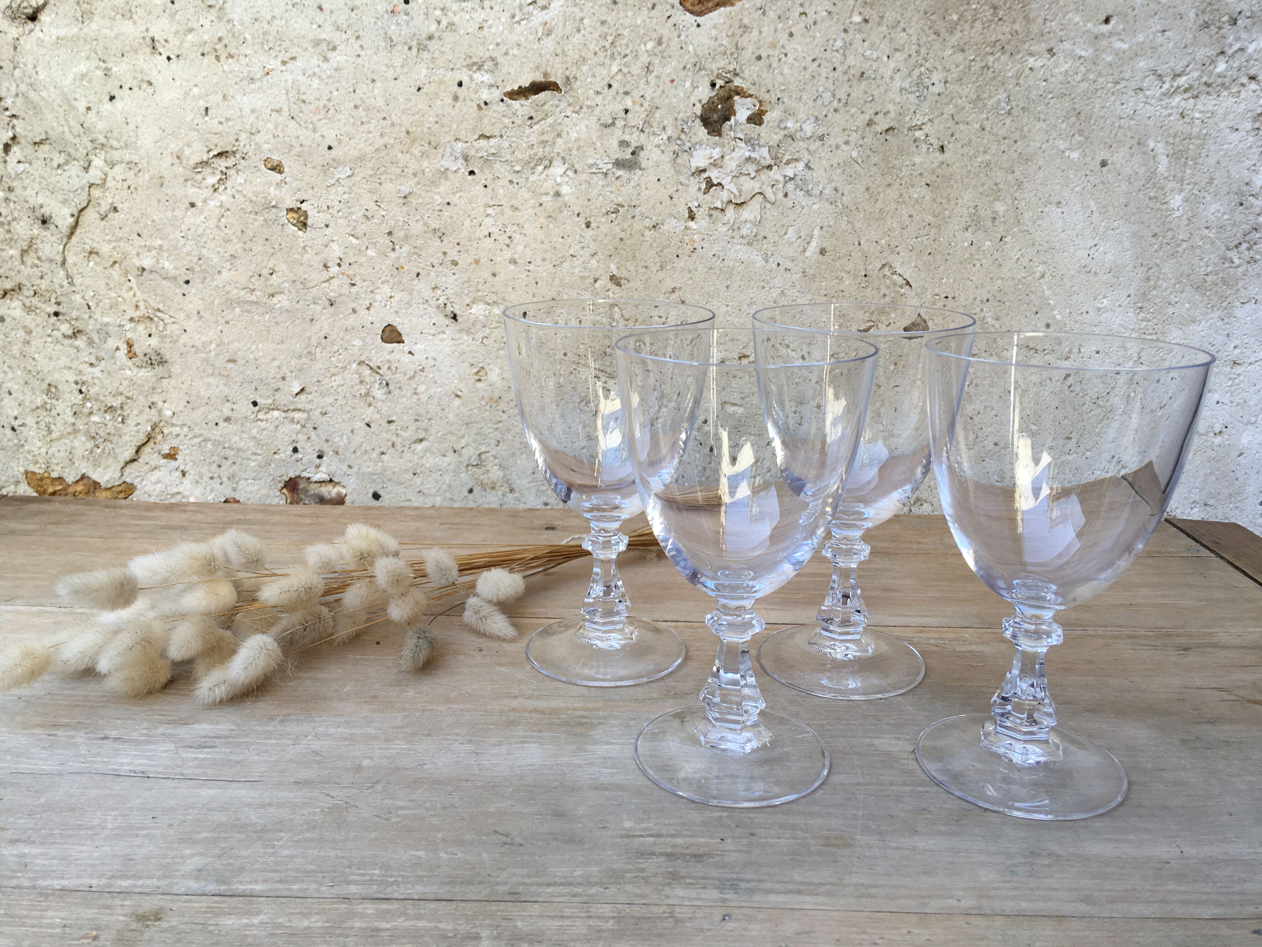 Wine glasses with chiseled foot