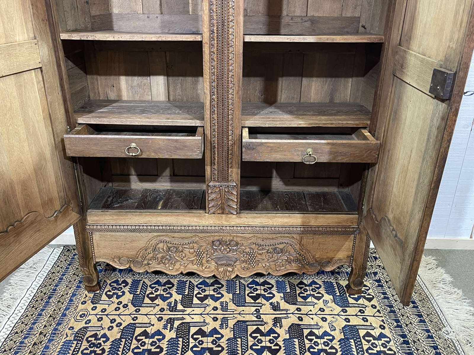 Armoire de mariage Normande sculptée en chêne clair du 19ème siècle