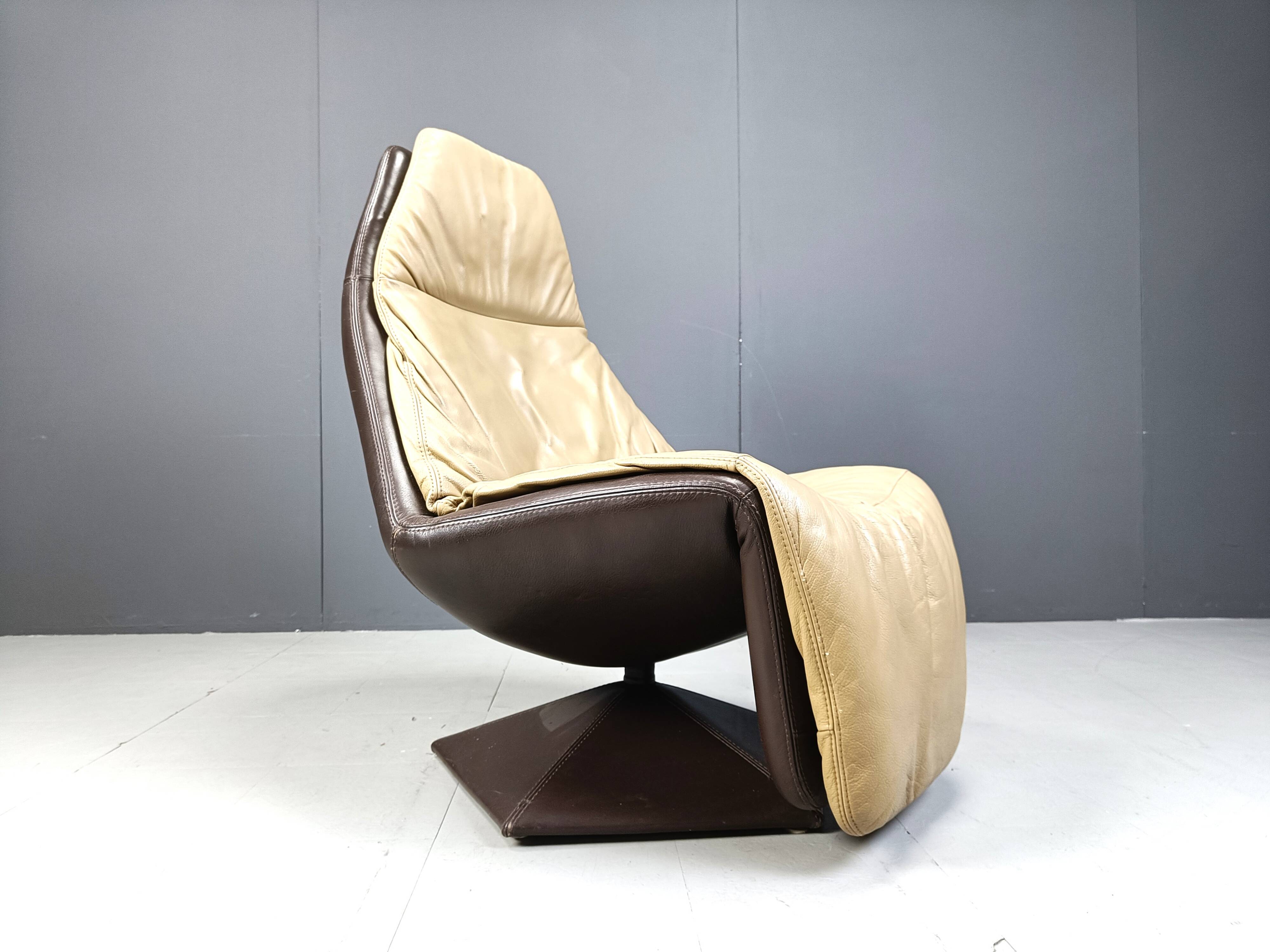 Chaise pivotante vintage en cuir avec ottoman, années 1970