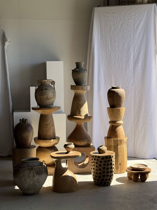 Grand pot en terre cuite gris et rouge à anses et croisillons en rotin H42
