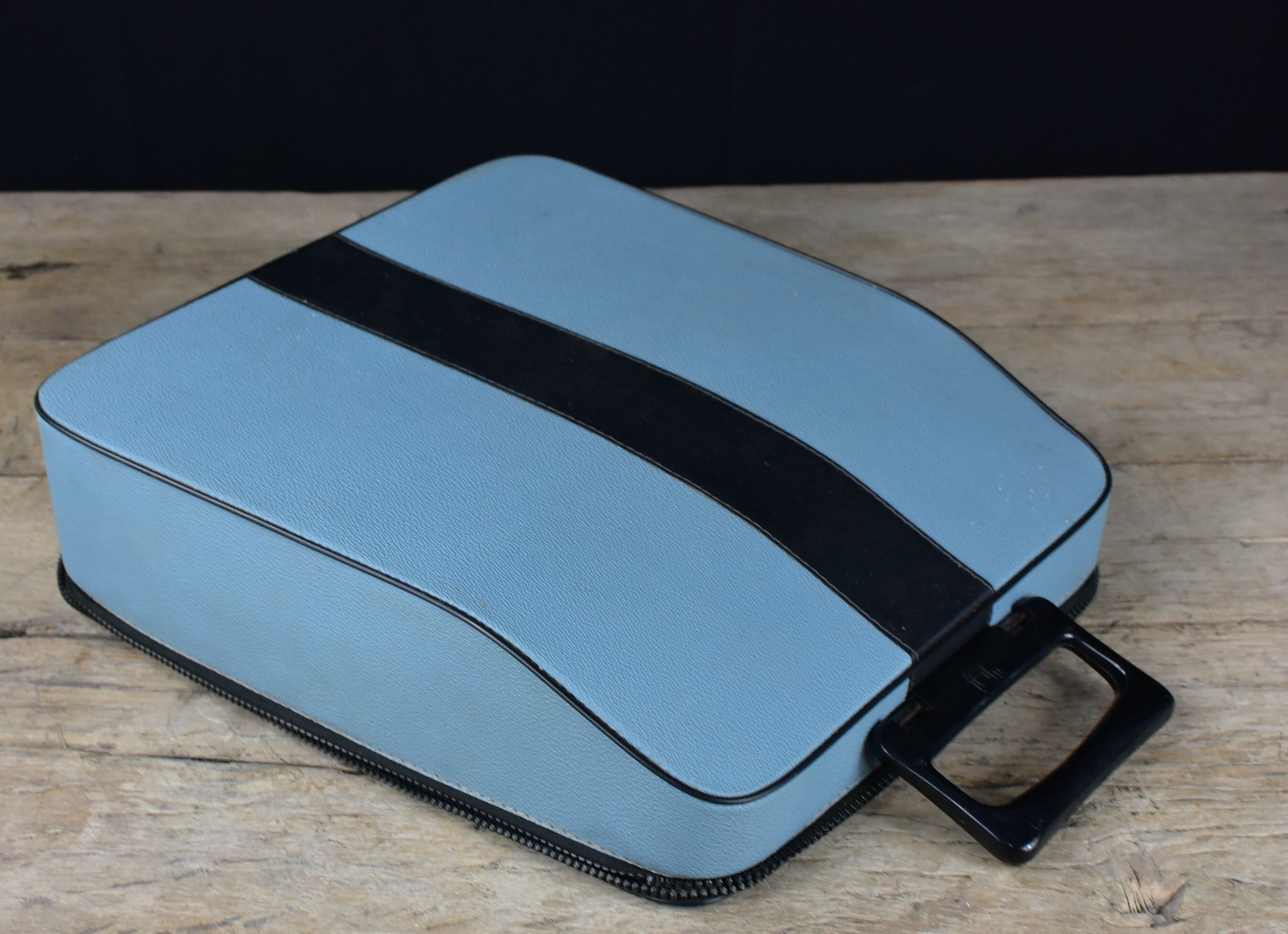 Typewriter Olivetti lettéra 32