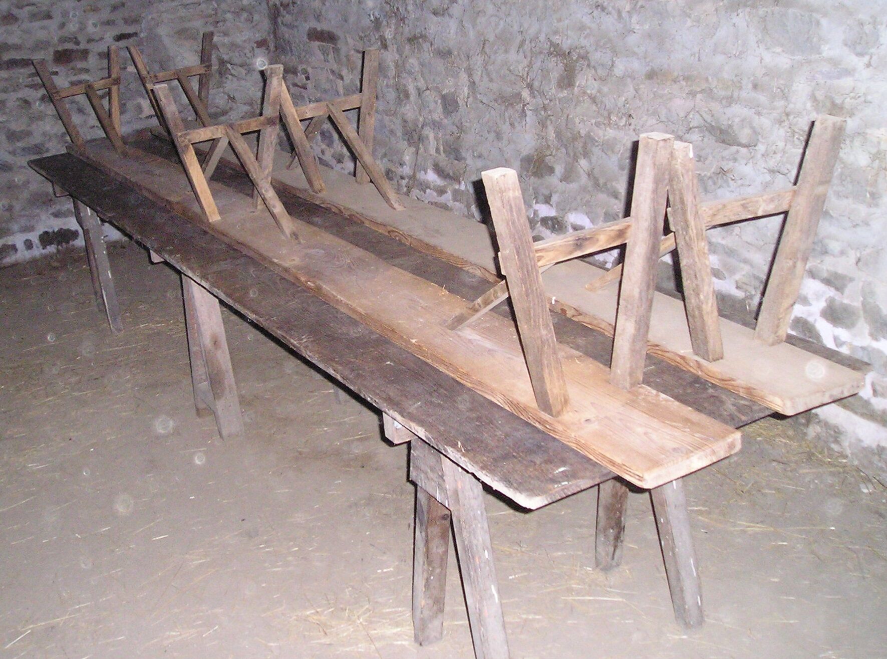 Rustic tray table with 3 trestles and 2 benches, 4 meters long