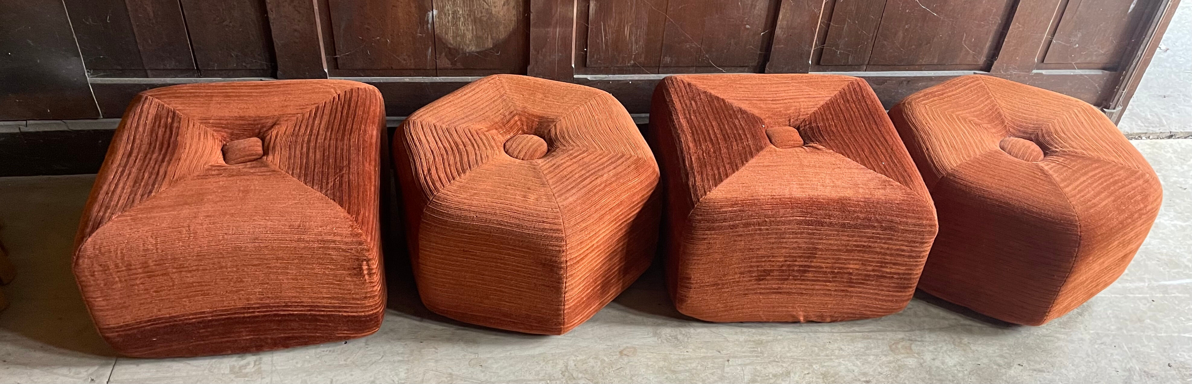 4 poufs