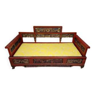 Large Asian carved bench – Lacquered wood and relief panels