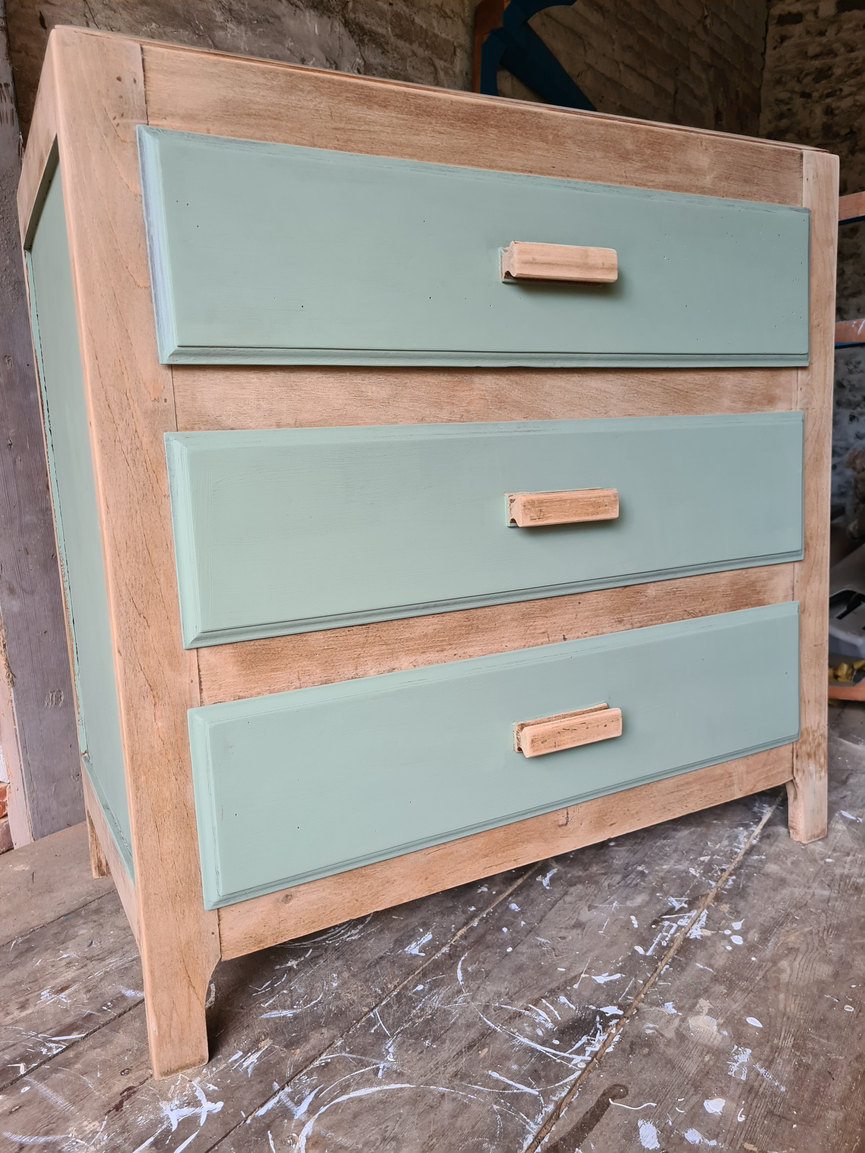 Commode en chene plateau et structure laissez brut côté facade tiroir et intérieur couleur  boa
