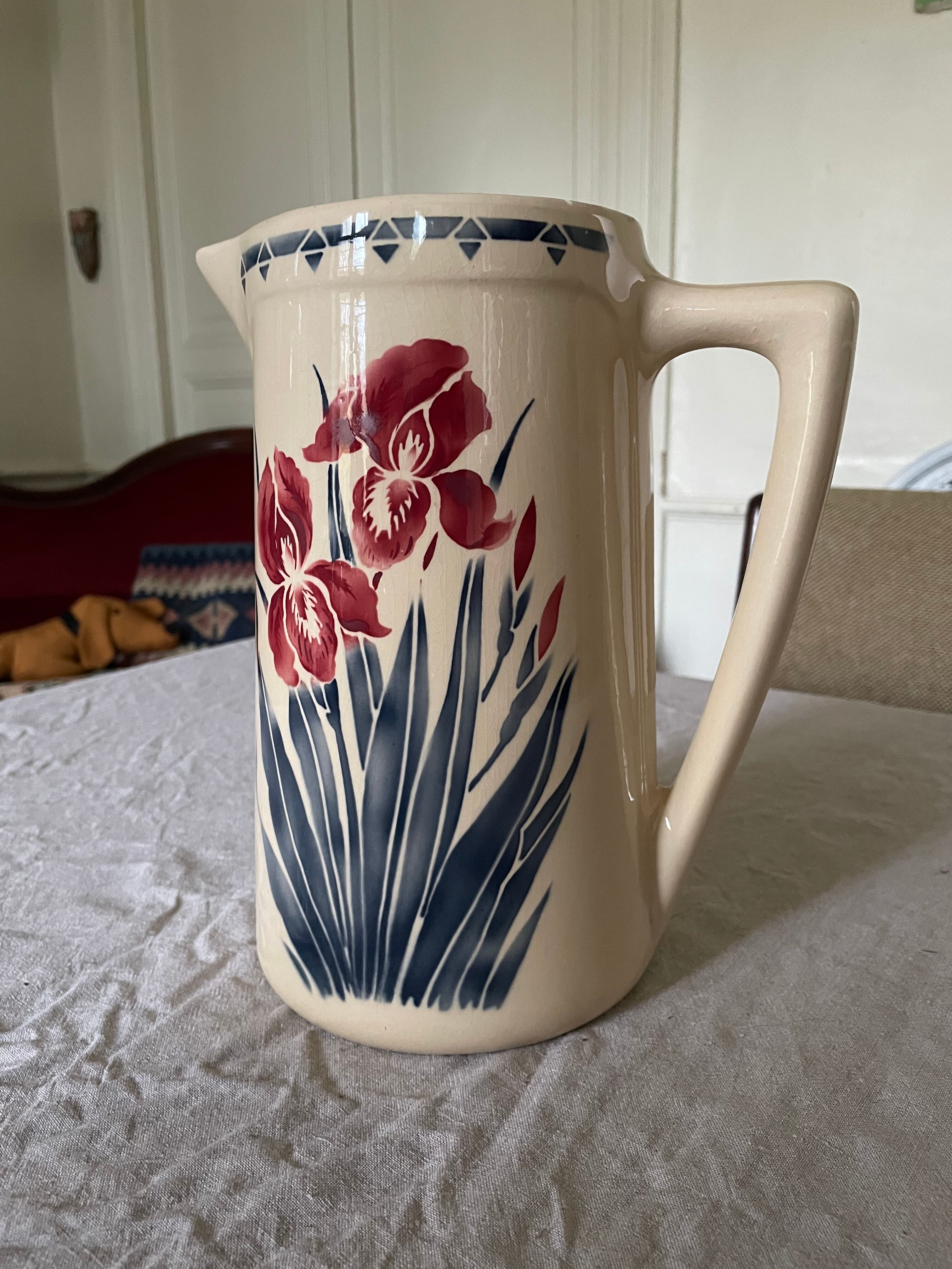 Pichet en faïence Luneville au décor d’iris