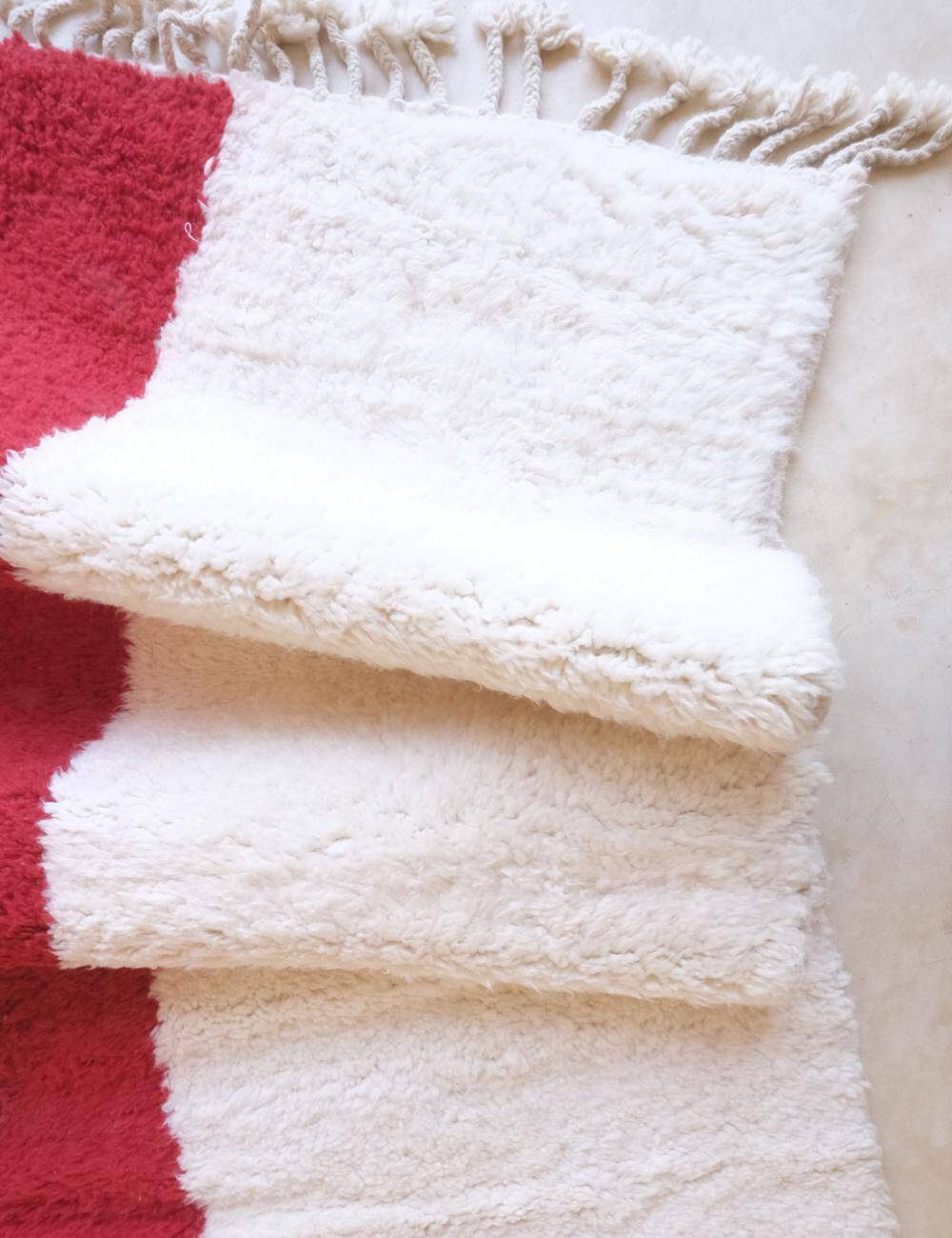 Contemporary red and white rug - 346 x 246 cm