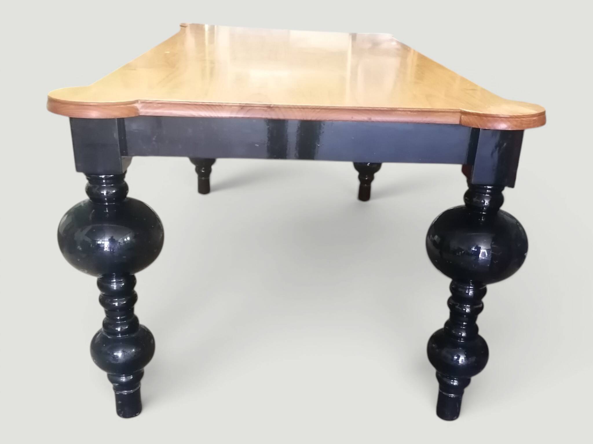 Grande table à manger design en bois clair et bois laqué noir. 2x1m