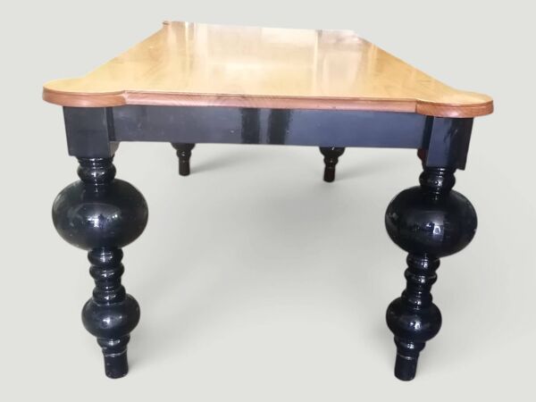Grande table à manger design en bois clair et bois laqué noir. 2x1m