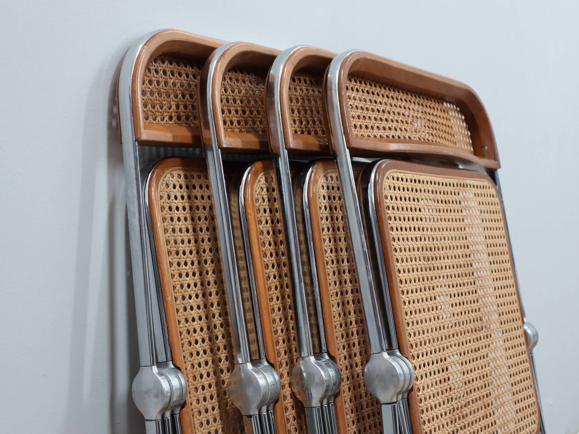 Set de 4 chaises Plia en bois et paille de Vienne par Castelli des années 1970.