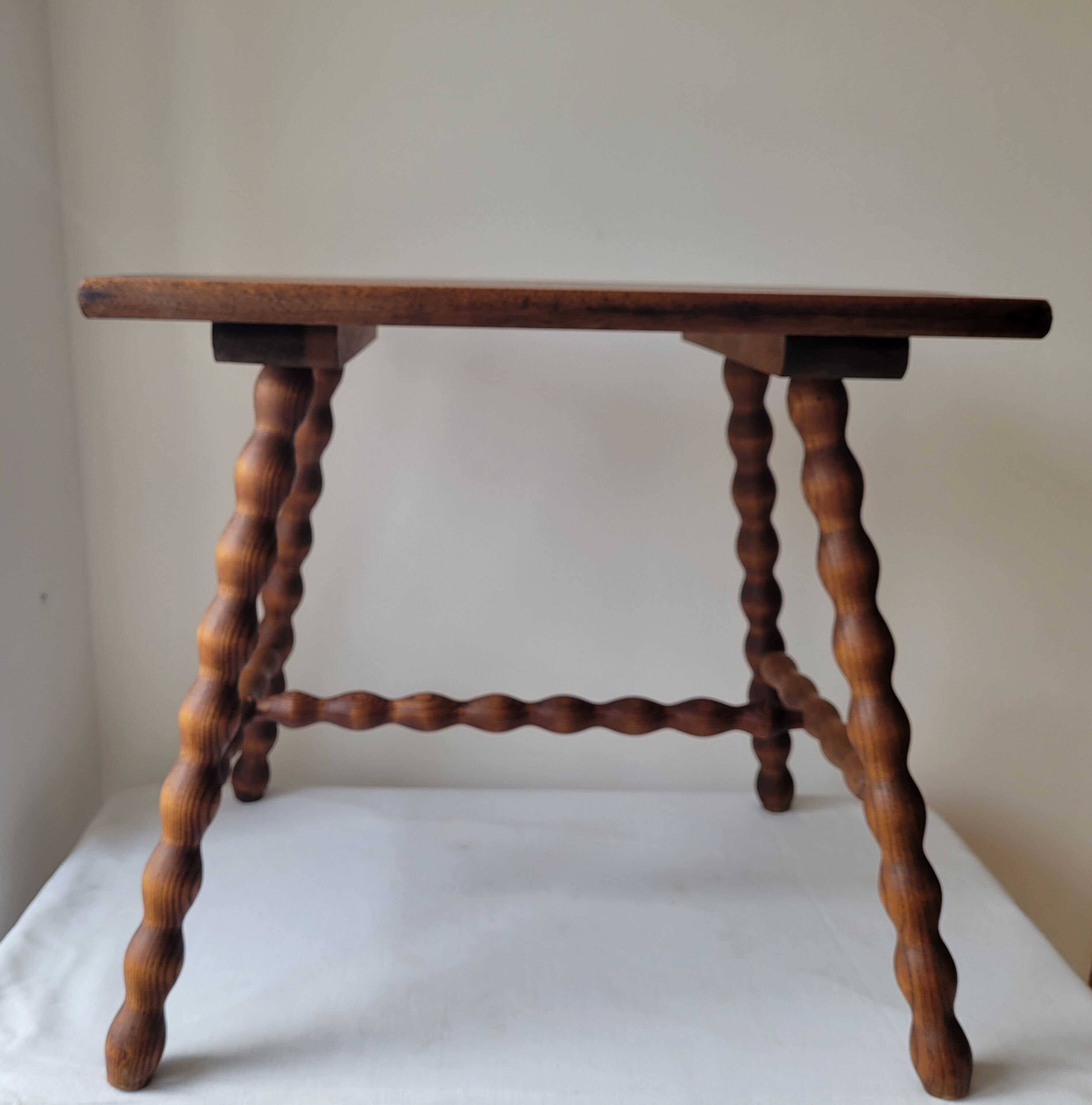 Table basse brutaliste pieds torsadés