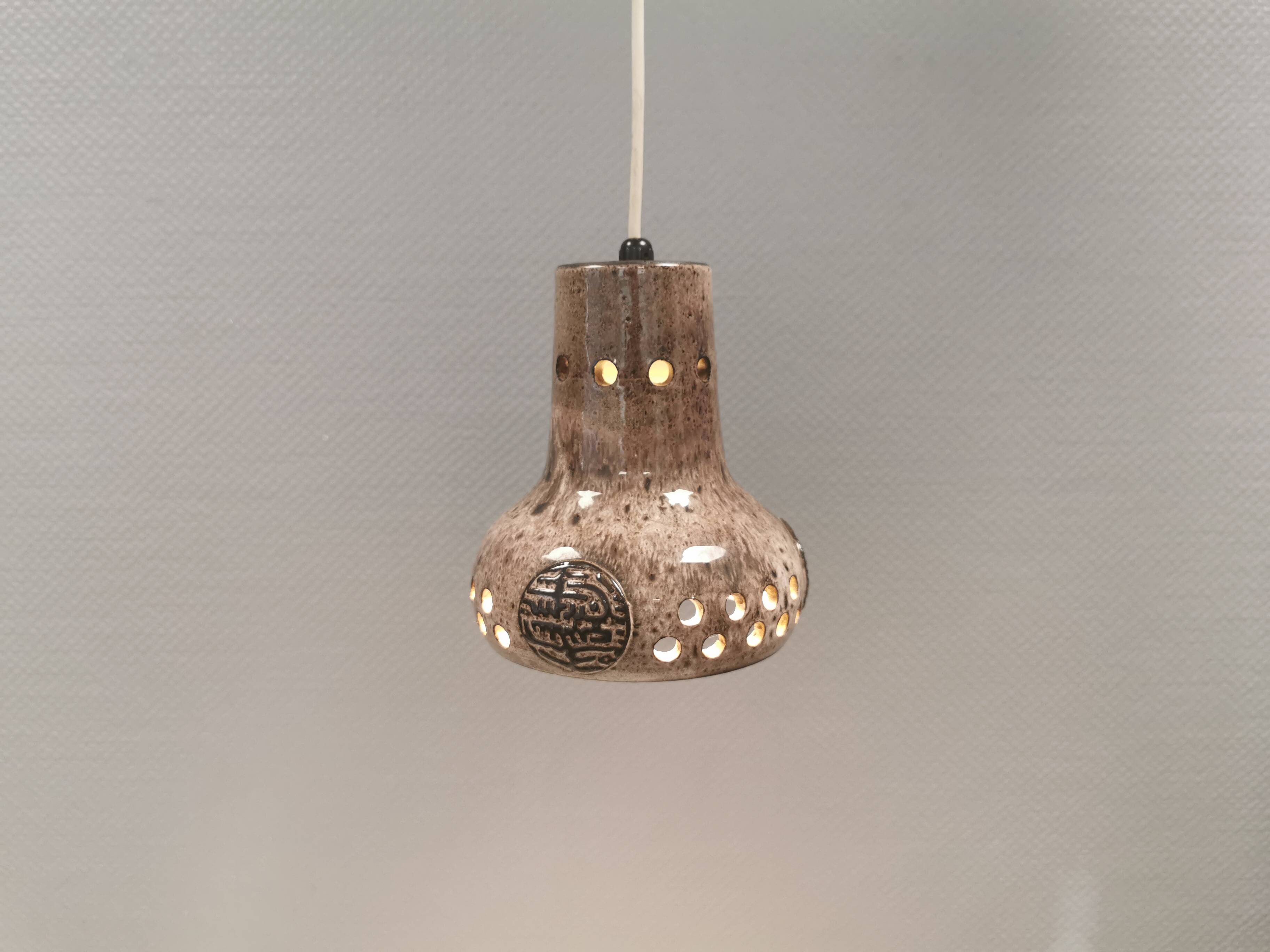 Small ceramic hanging lamp, Danish and from the 1980s.