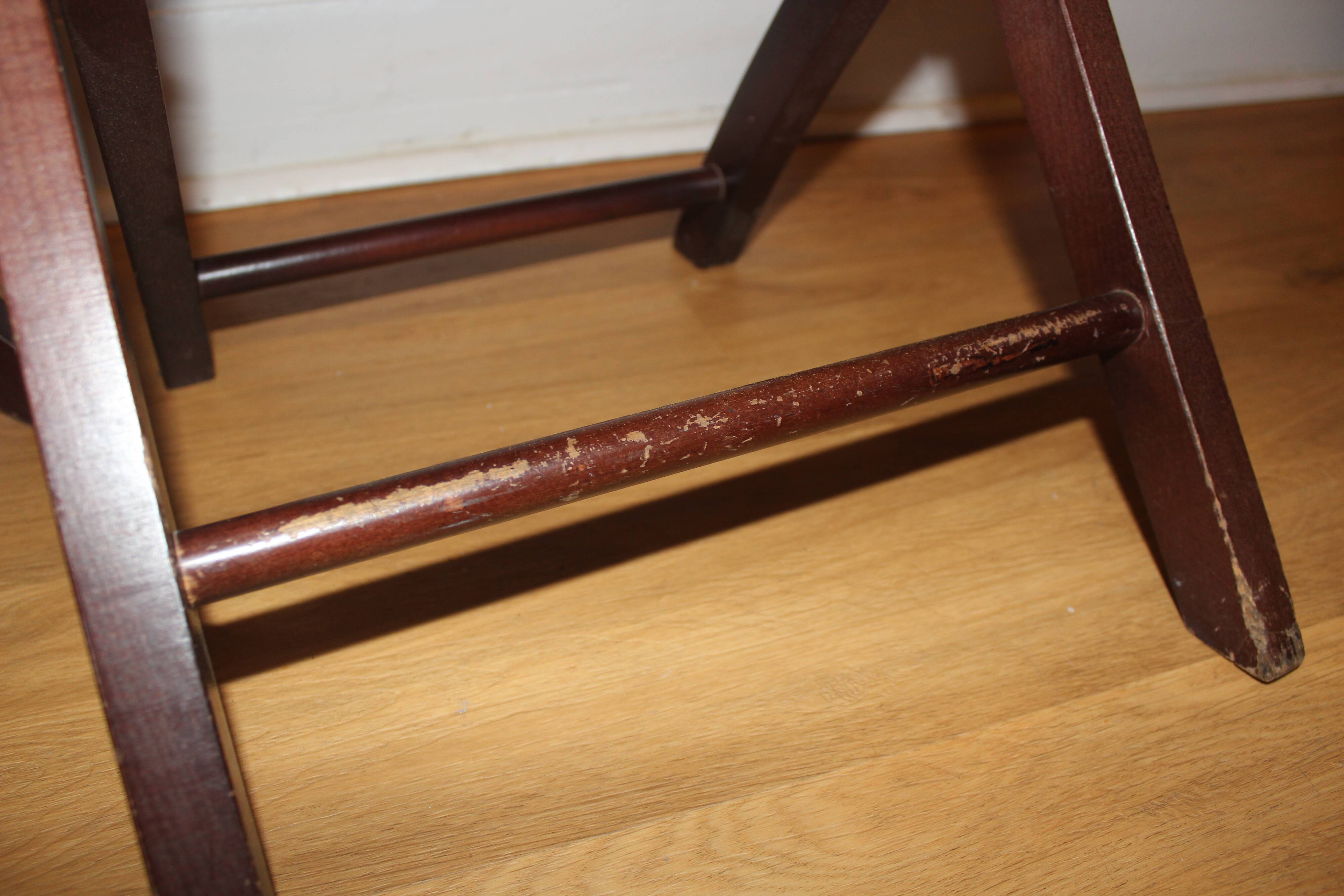 Set of 2 vintage folding chairs