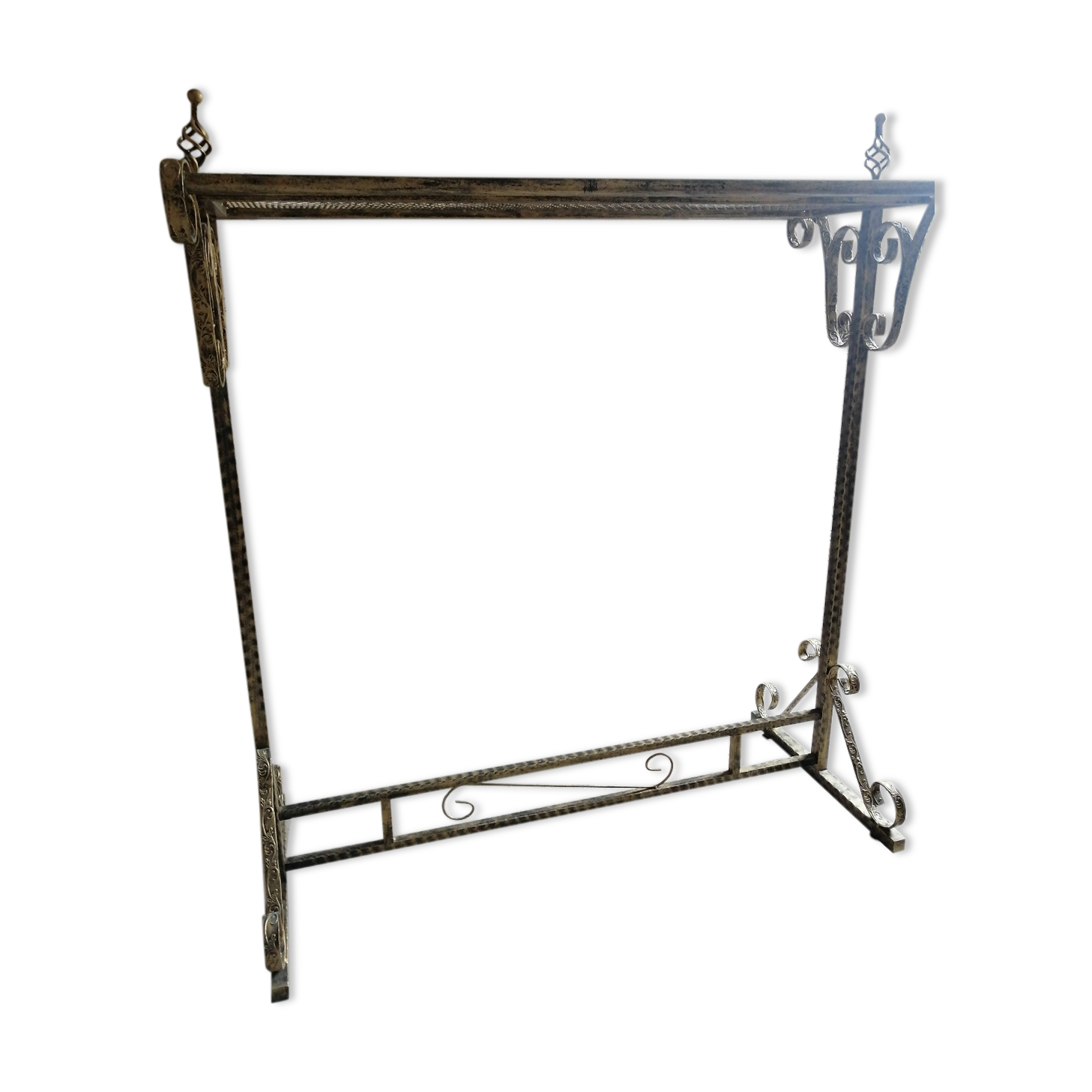 Clothes hanger in metal