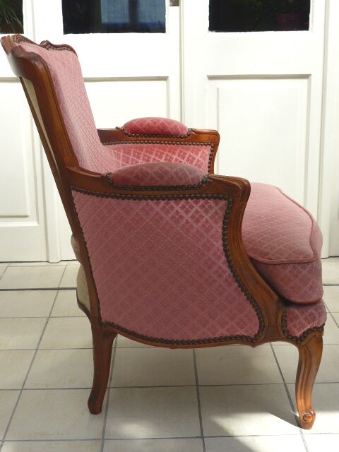 Vintage shepherdess armchair in pink velvet.
