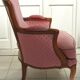 Fauteuil bergère vintage en velours rose.
