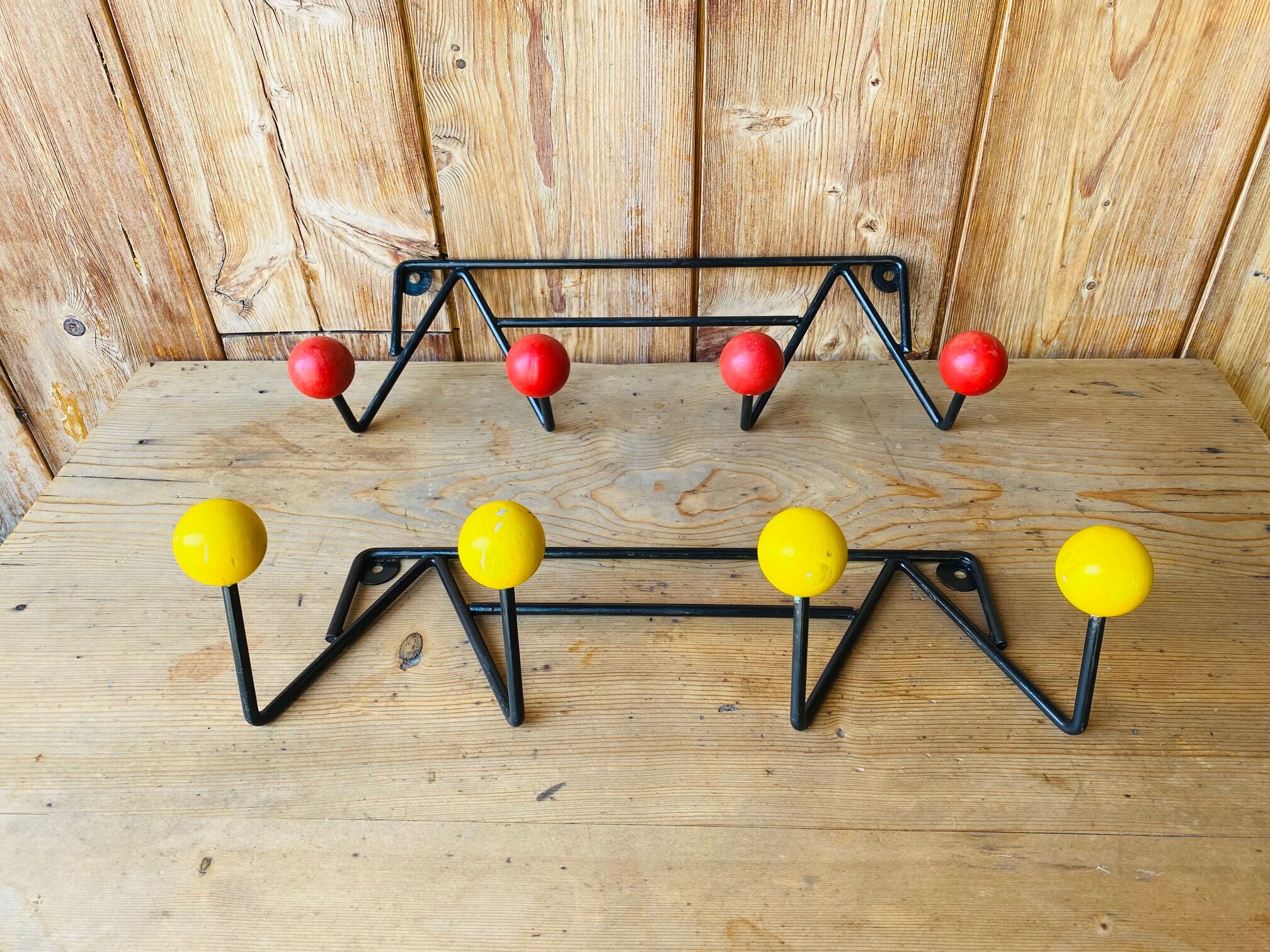 2 coat rack walls 4 balls balls 50s
