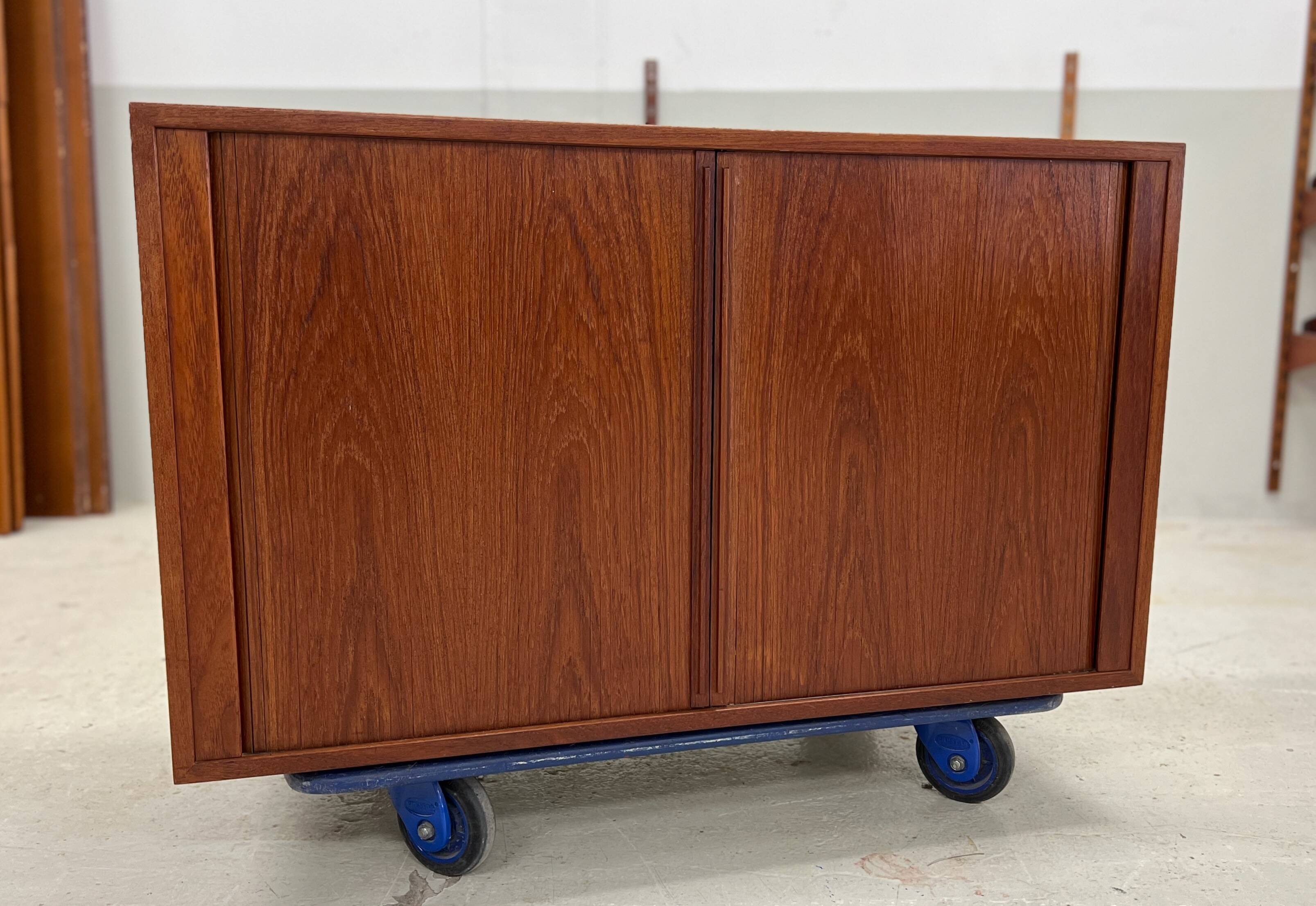 Meuble à Porte Tambour en Teck Par Kai Kristiansen Pour Feldballes