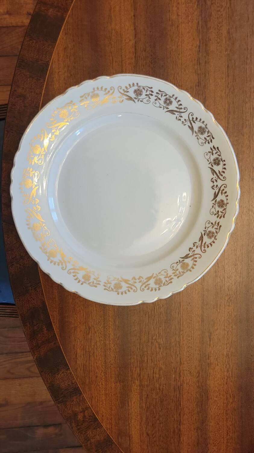 16 flat gold plates from Orchies porcelain