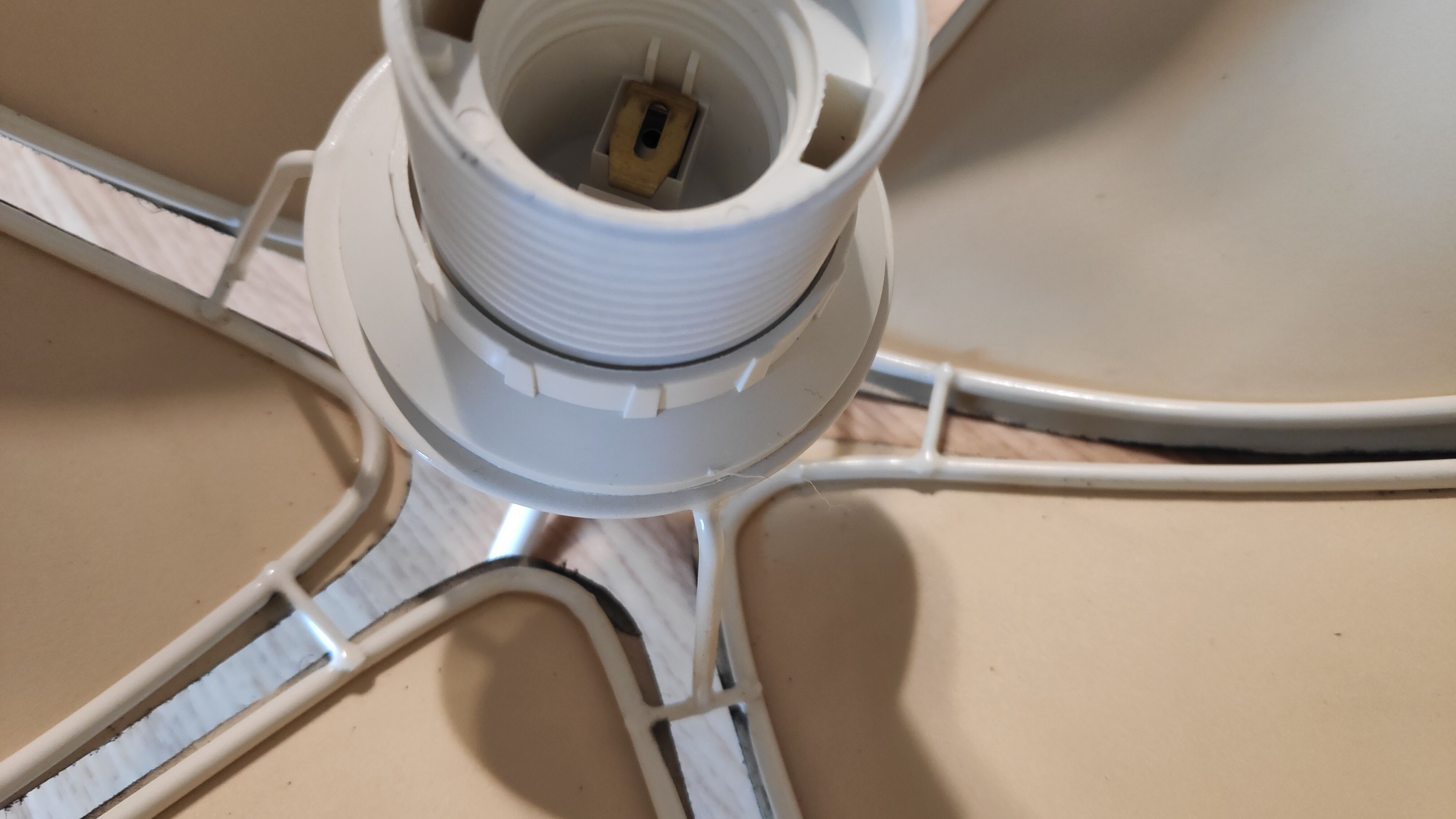 Suspension 6 black lotus petals