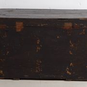 Malle chinoise ancienne de couleur foncée avec des motifs floraux (c.1900) #2