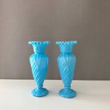 Ensemble de 2 vases victoriens en verre opale bleu