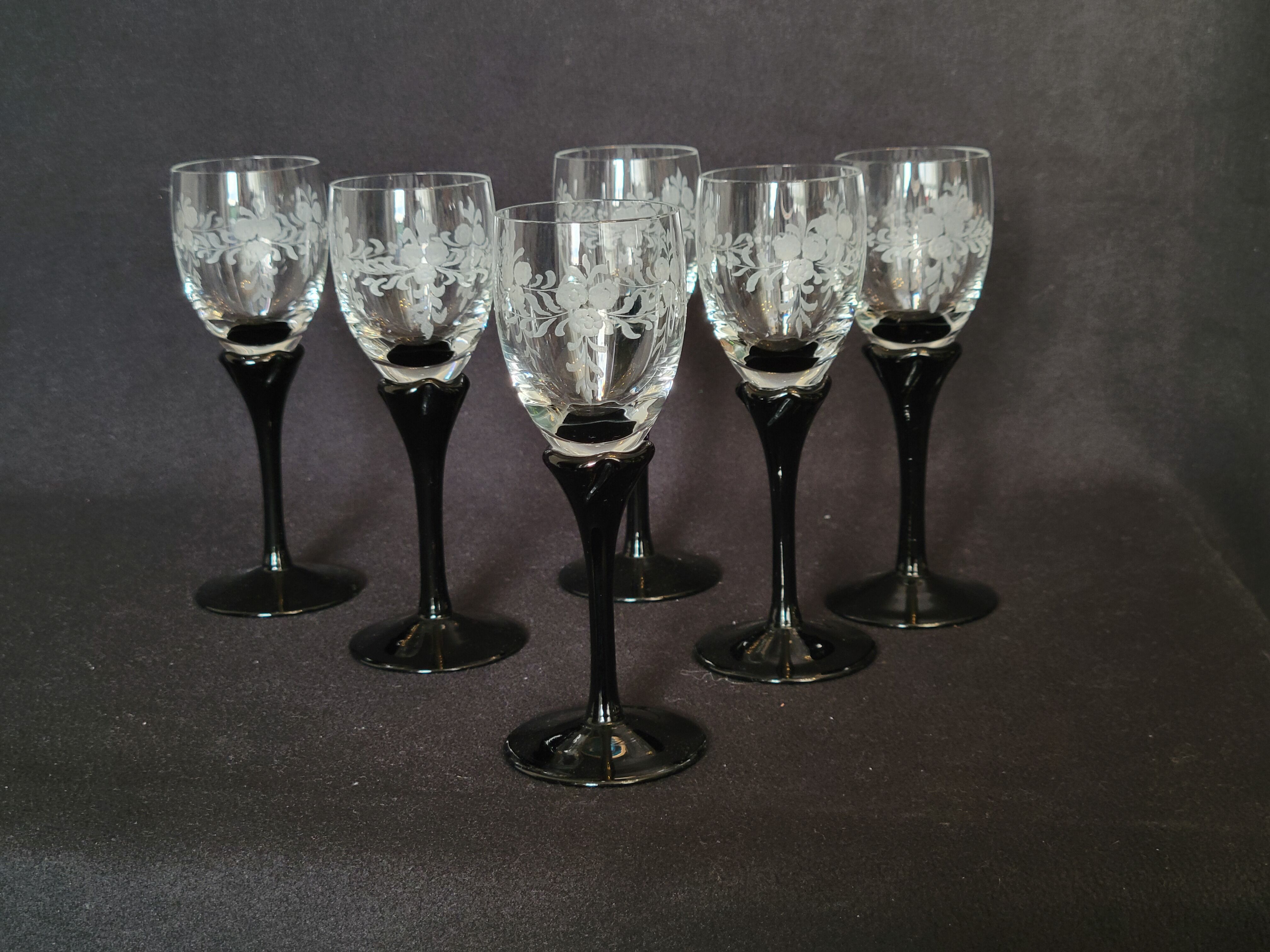 Set of 6 two-tone liqueur glasses with engraved glass foot