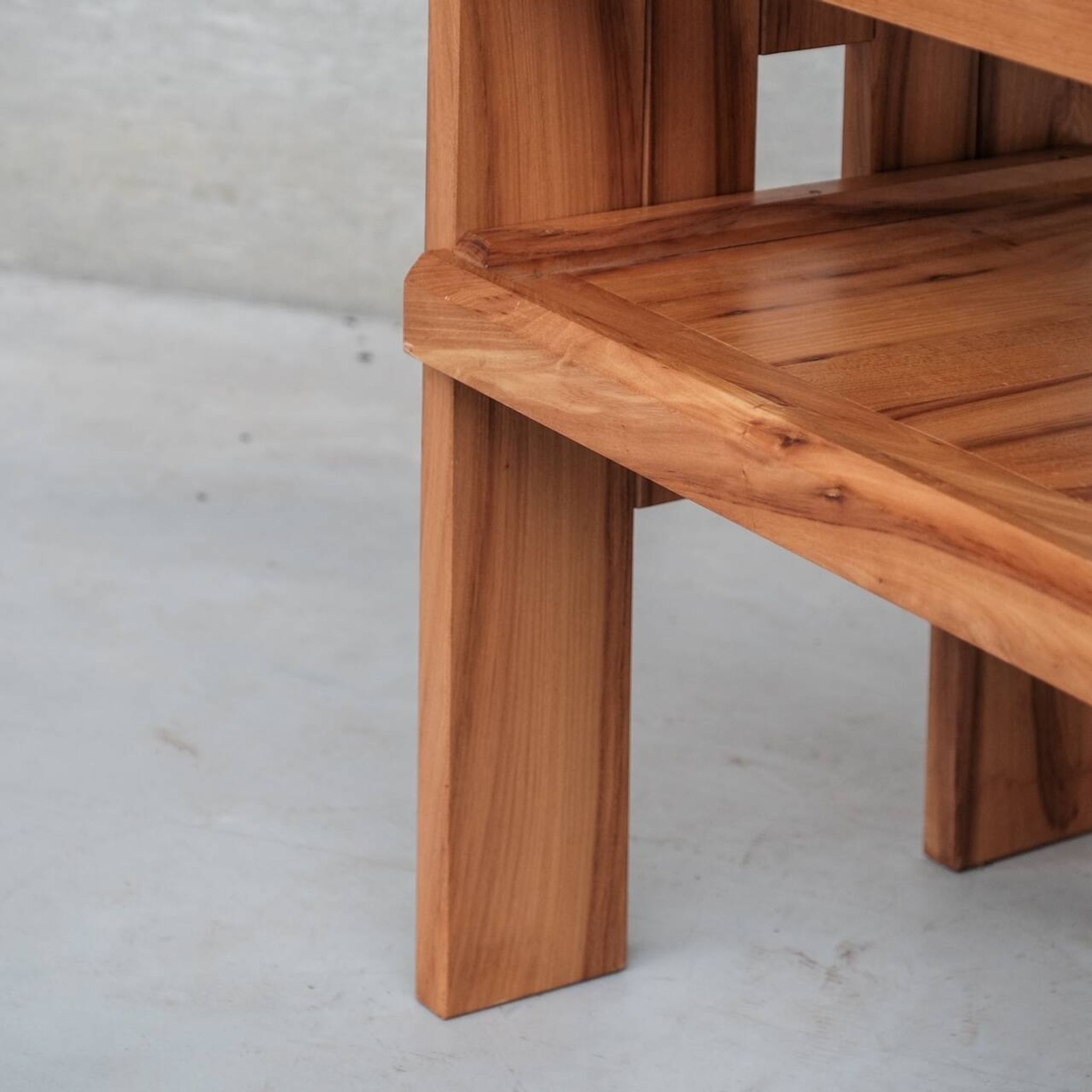 Petit bureau français du milieu du siècle en bois