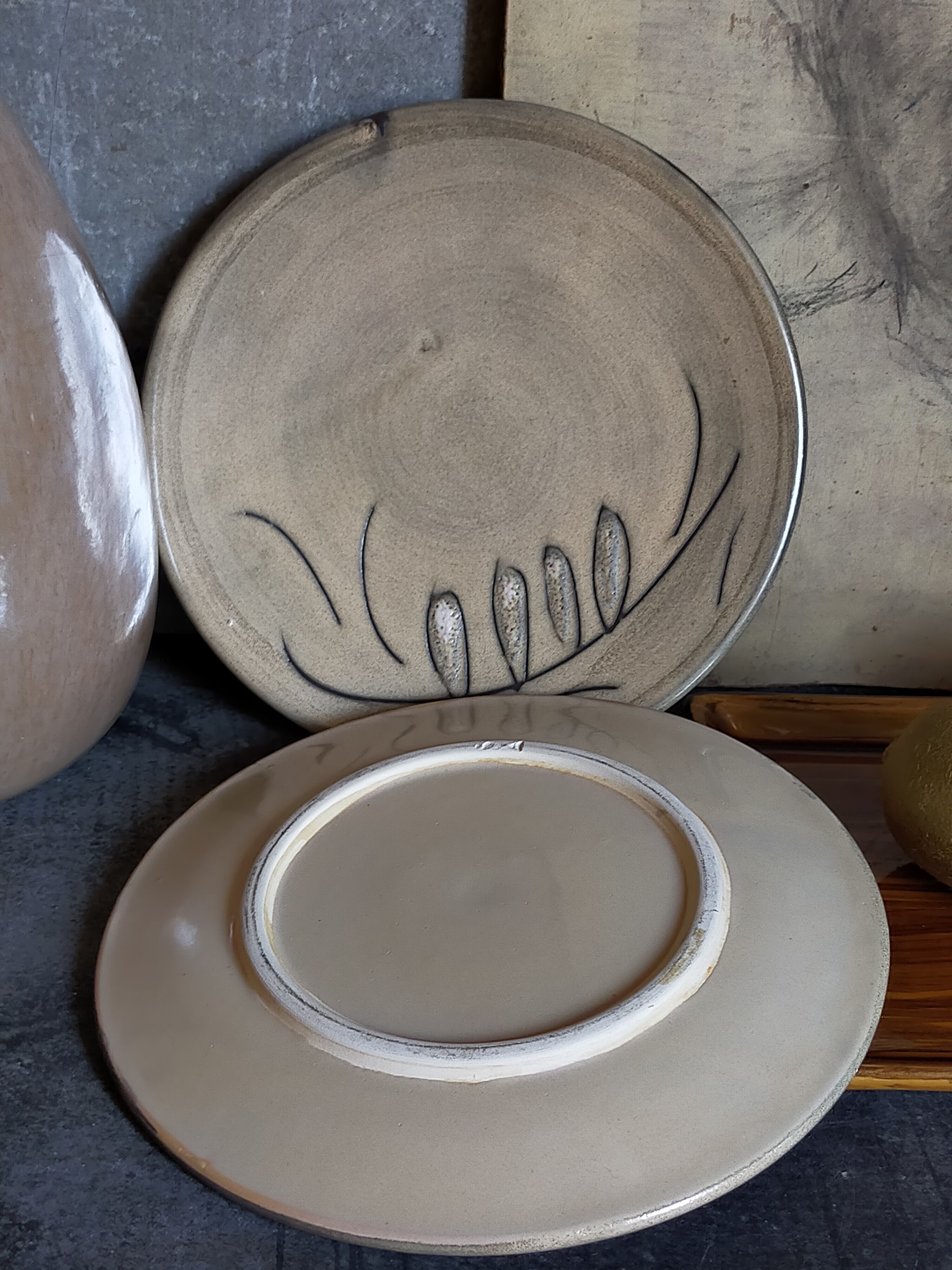 Duo of ceramic plates decorated with vintage foliage