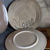 Duo of ceramic plates decorated with vintage foliage