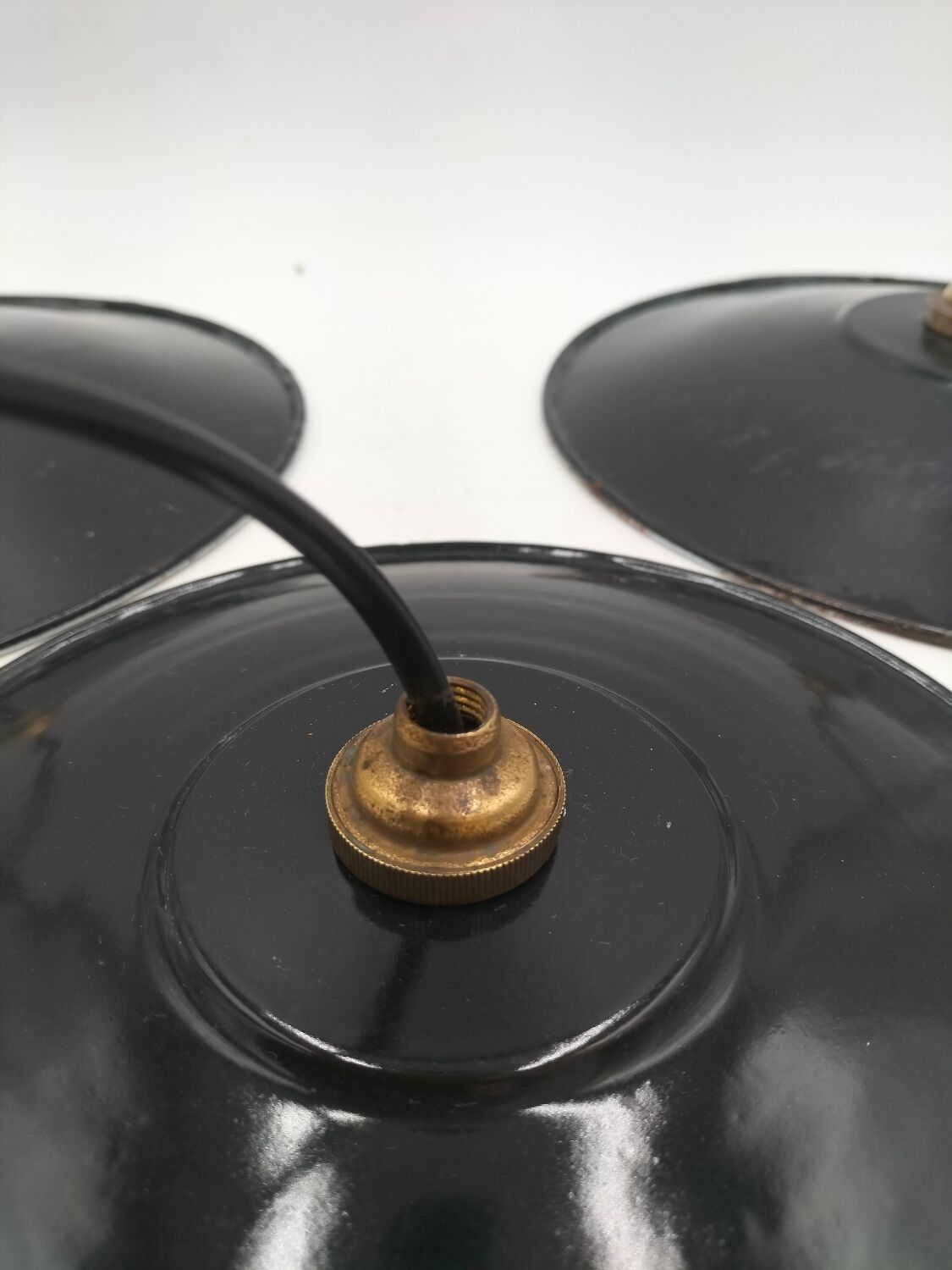 Enamelled sheet metal suspensions