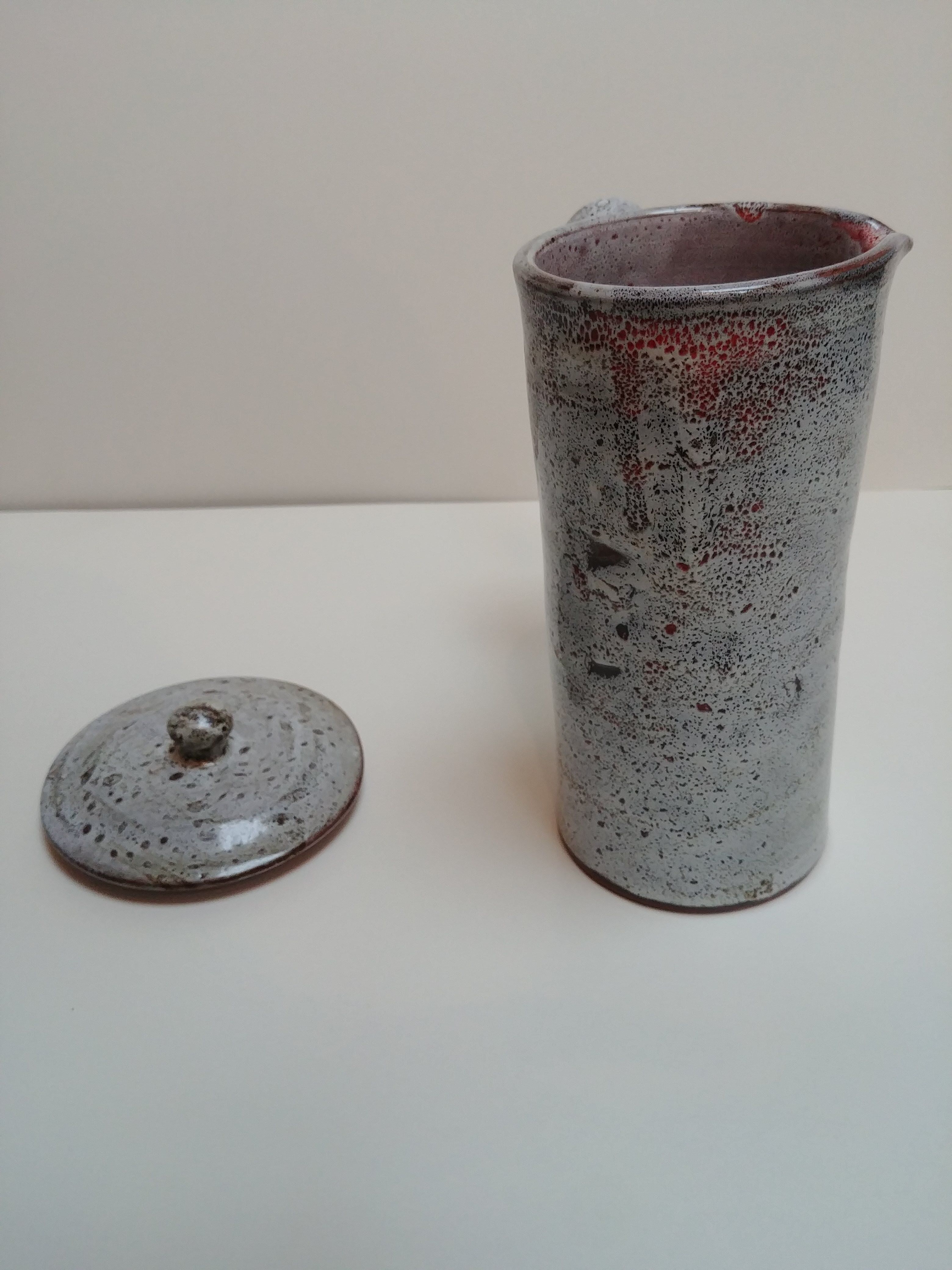 Former sandstone pouring coffee maker