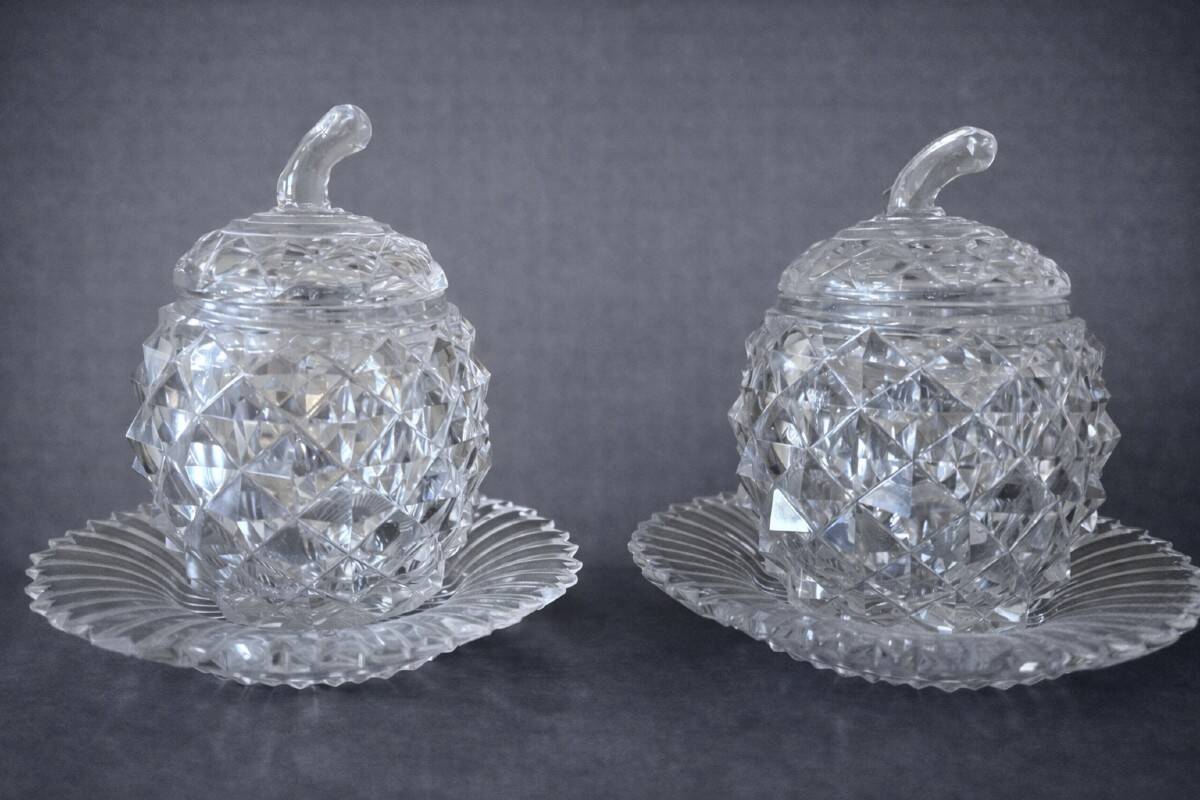 Pair of covered pots in cut crystal shaped like pineapples with stands – H 19 cm