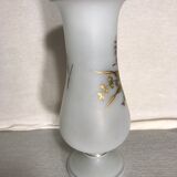 Vase ancien en verre opalin blanc avec dessin roses doré forme coupe vintage