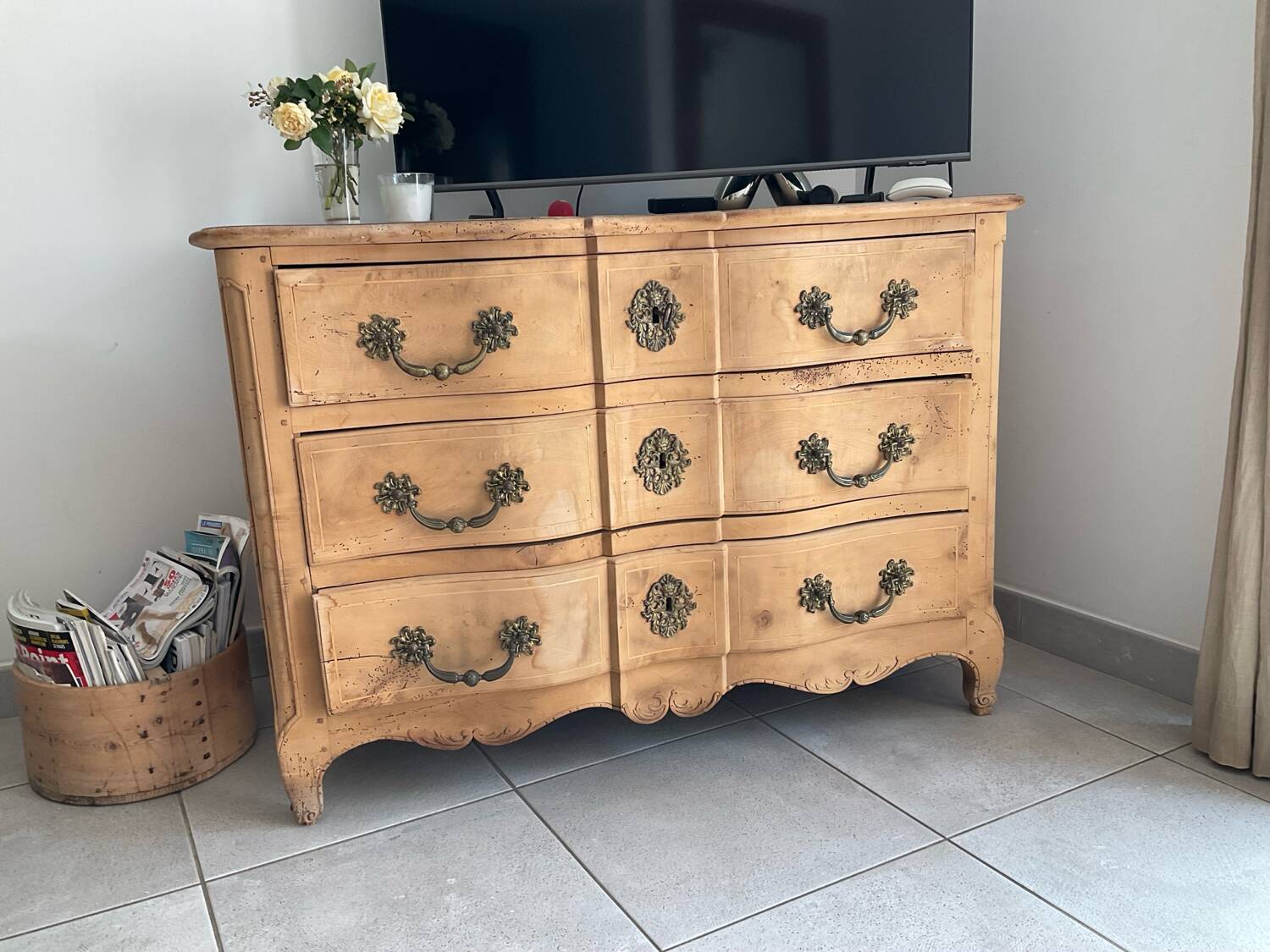 Wooden chest of drawers